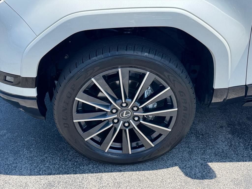 Used 2024 Lexus GX 550 w/ Accessory Package (2T) AWD/4WD image 19