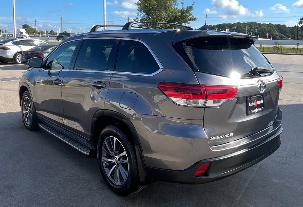 Used 2017 Toyota Highlander XLE FWD image 2