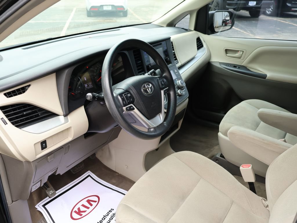 Used 2017 Toyota Sienna L FWD image 29