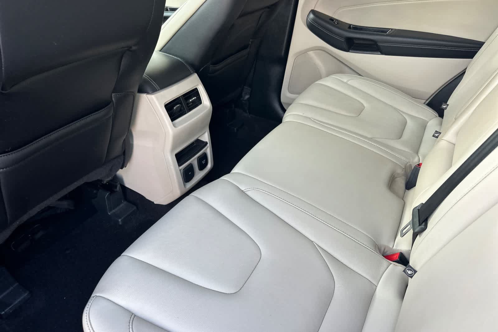 Certified 2020 Ford Edge Titanium AWD/4WD image 4
