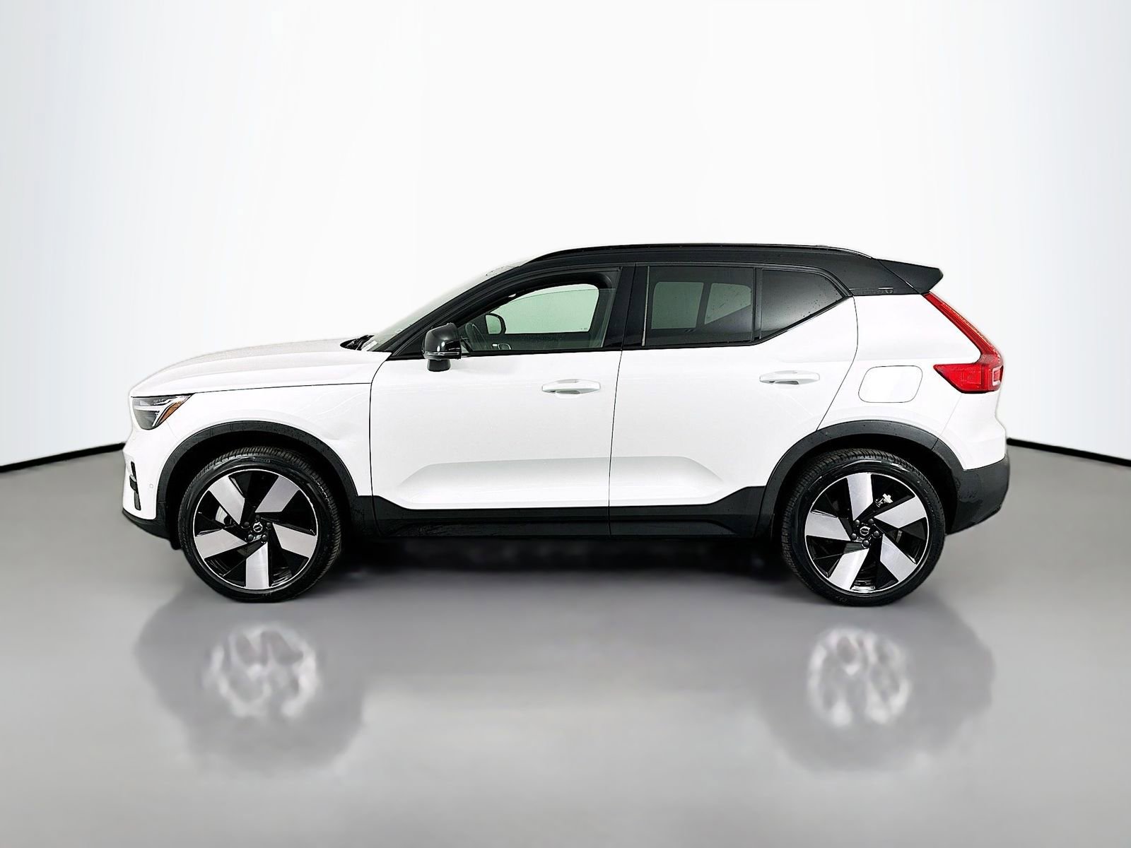 Used 2023 Volvo XC40 Recharge Ultimate w/ Protection Package Premier image 4