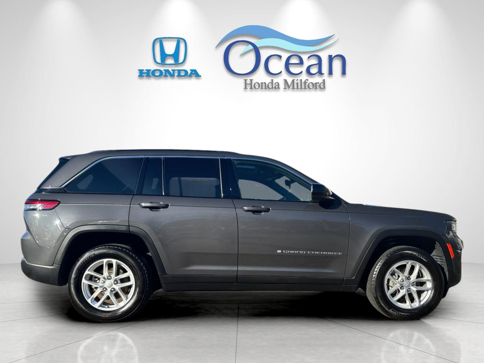 Used 2024 Jeep Grand Cherokee Laredo X w/ Luxury Tech Group I image 6