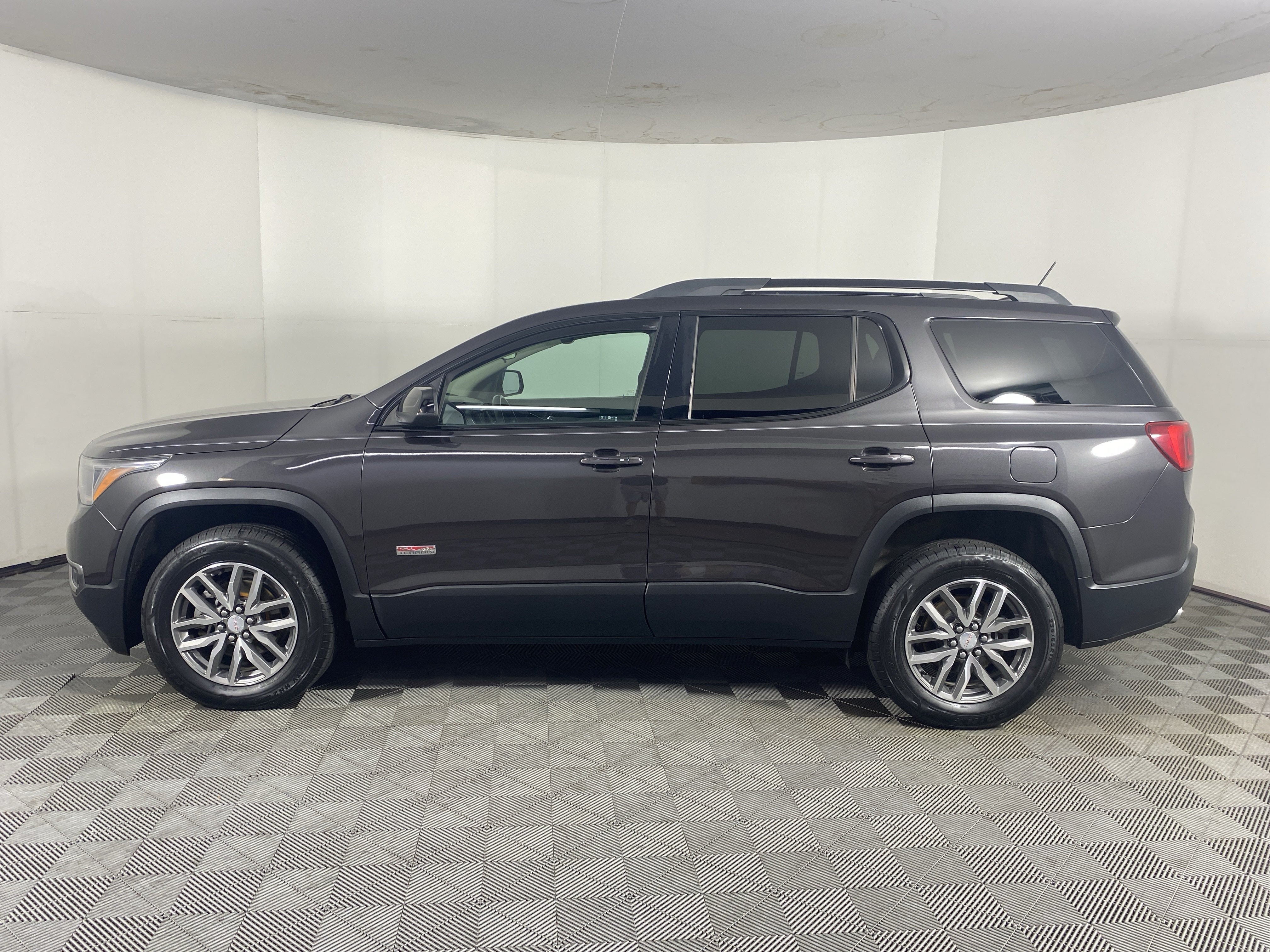 Used 2017 GMC Acadia SLE w/ Driver Alert Package I AWD/4WD image 10