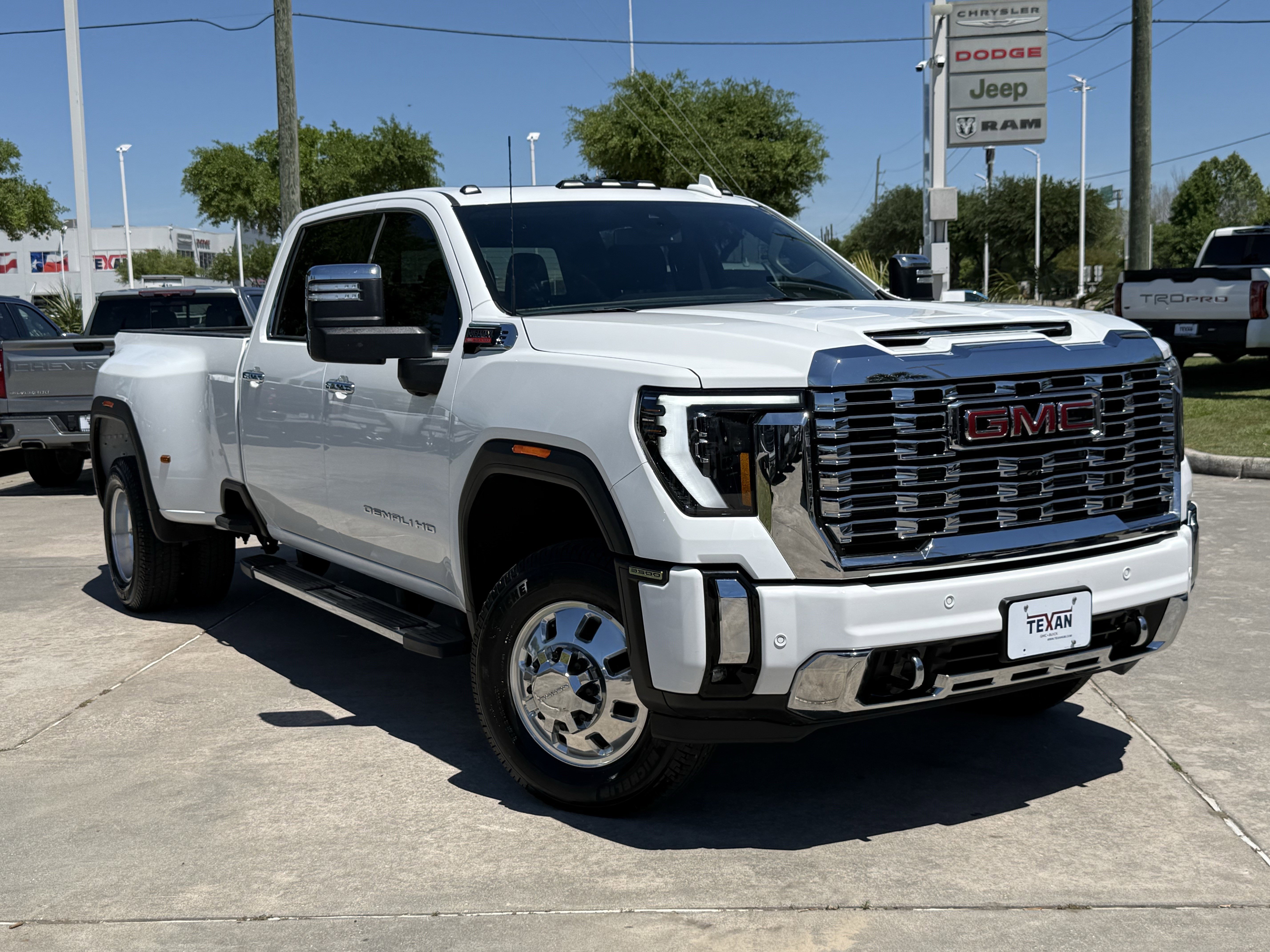 Used 2025 GMC Sierra 3500 Denali AWD/4WD image 2
