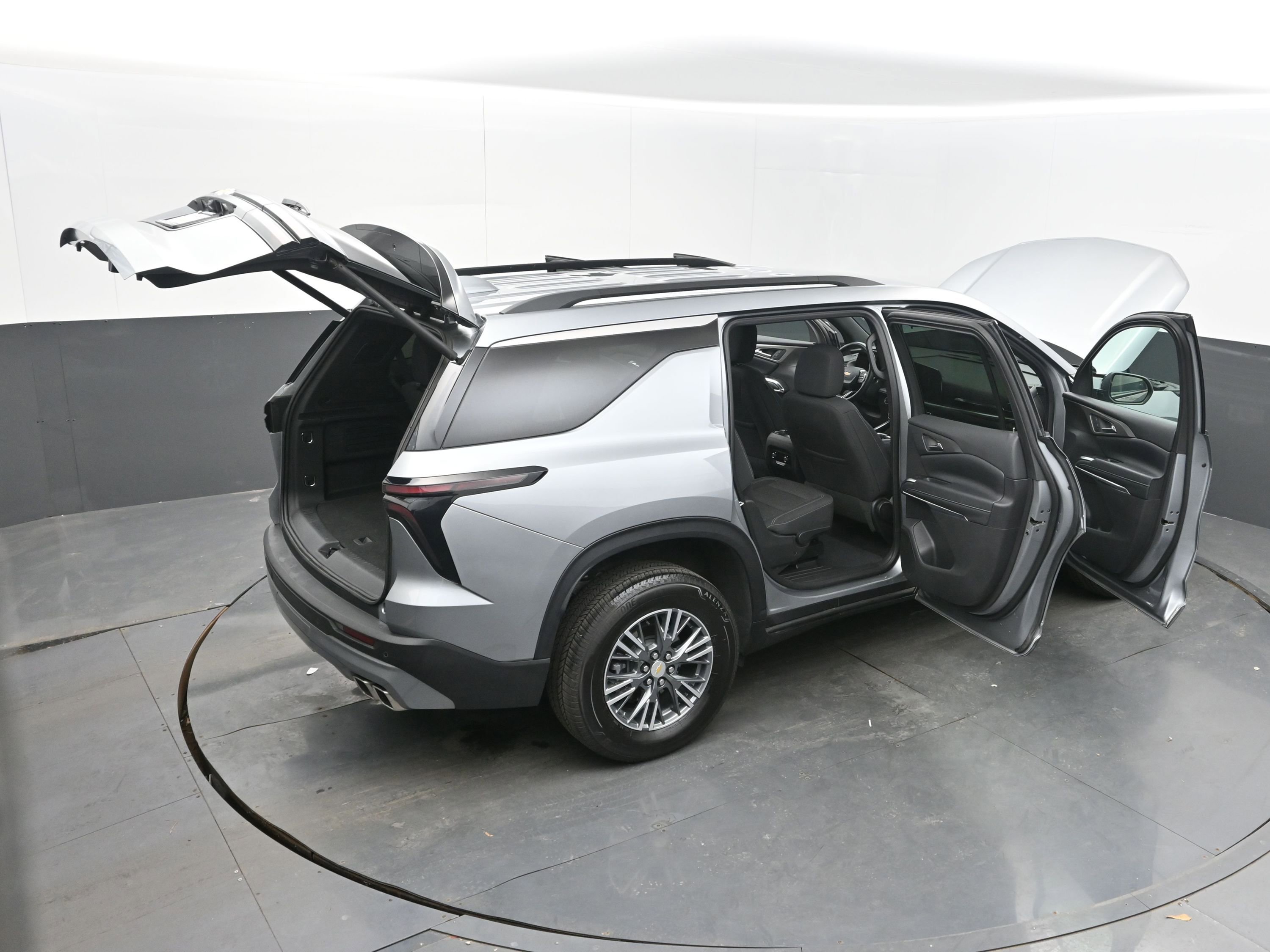 Used 2025 Chevrolet Traverse LT image 42