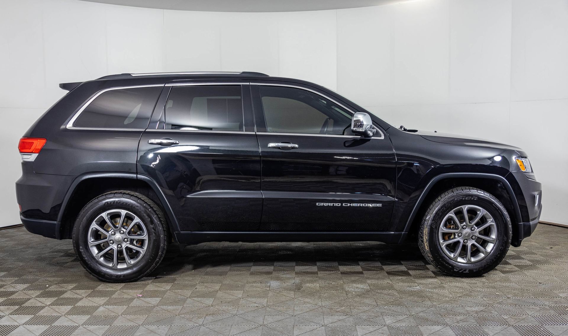 Used 2015 Jeep Grand Cherokee Limited image 16