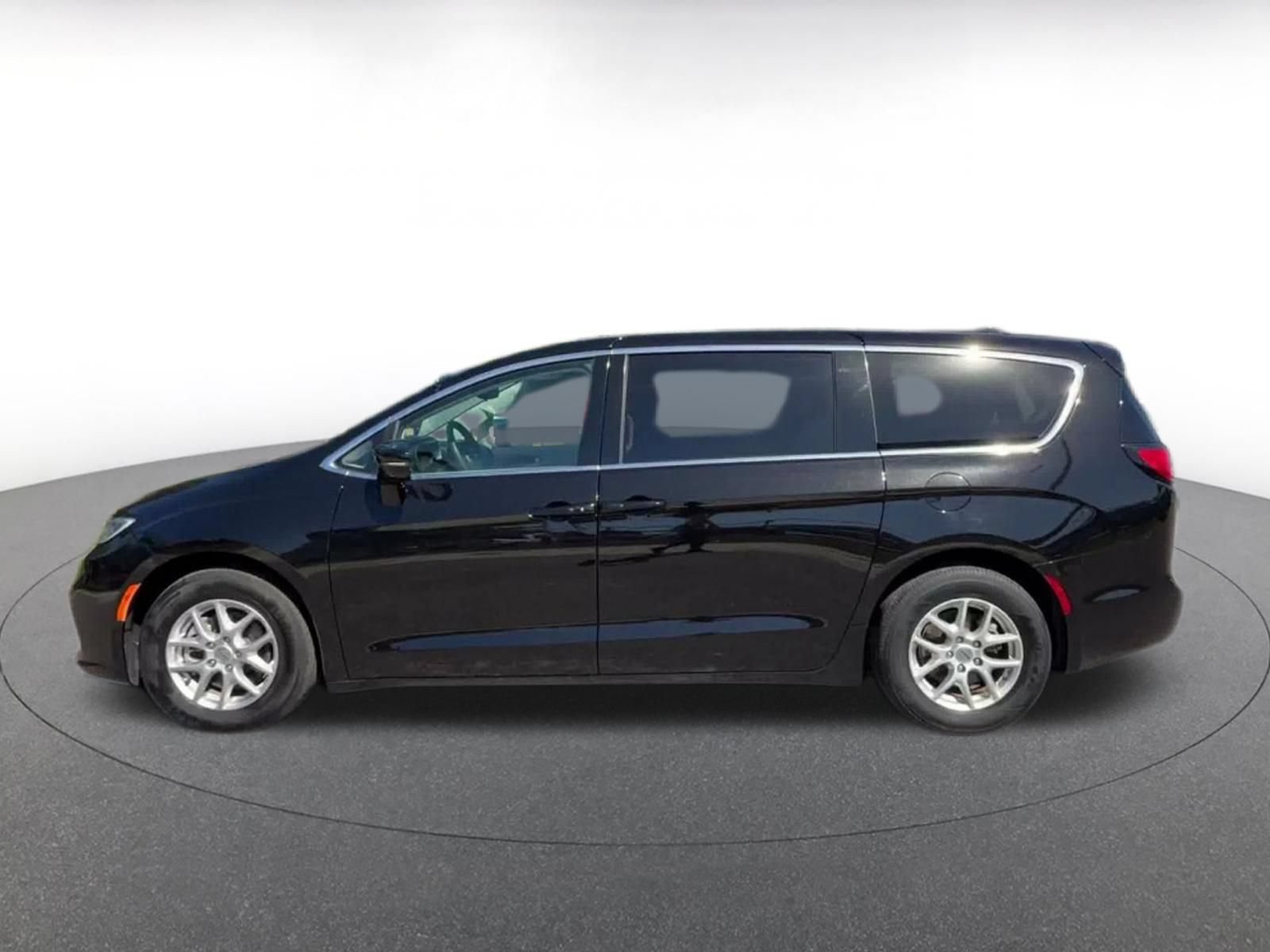 Used 2024 Chrysler Pacifica Touring-L FWD image 8