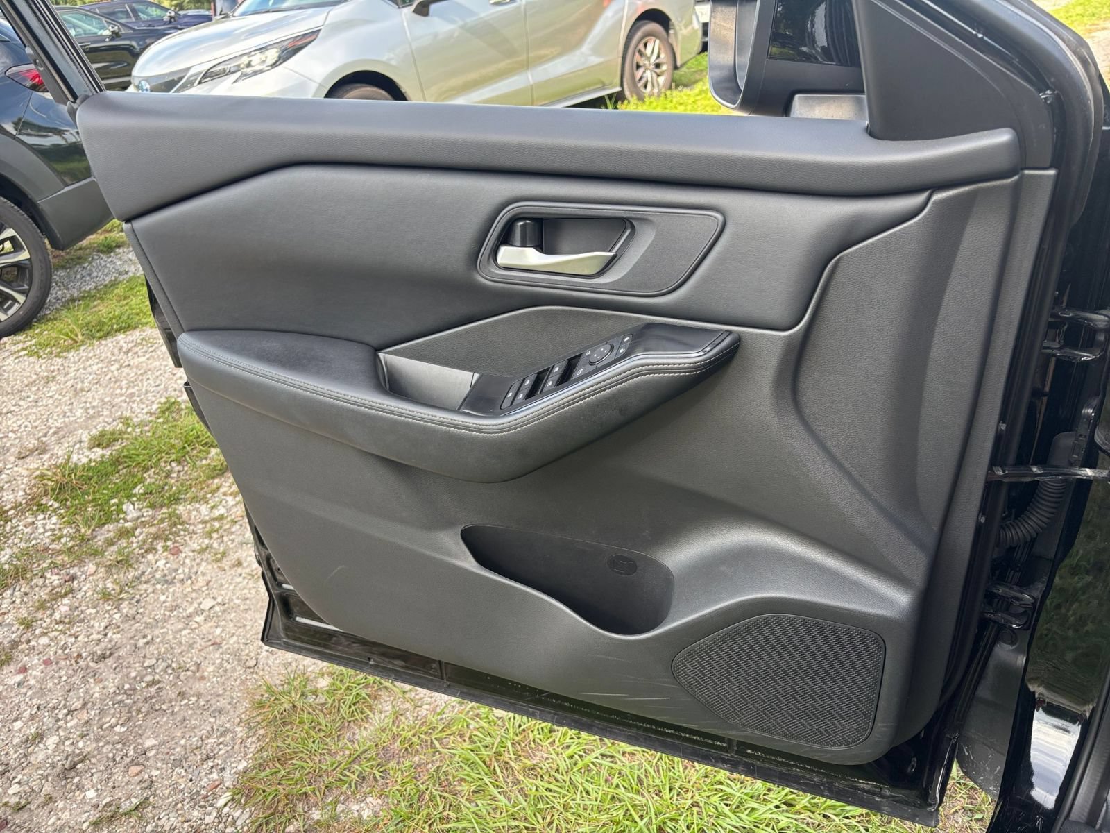Used 2025 Nissan Rogue SV FWD image 18