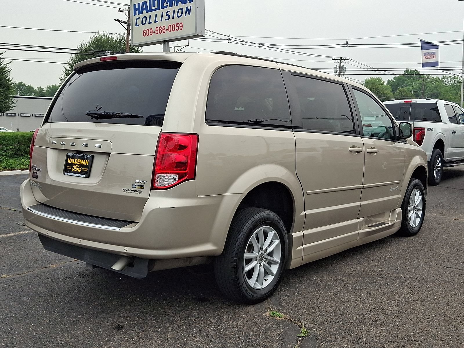 Used 2015 Dodge Grand Caravan SXT w/ Rear Park Assist Package FWD image 7