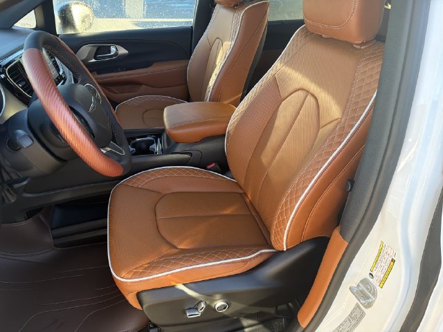 Used 2026 Chrysler Pacifica Pinnacle FWD image 11