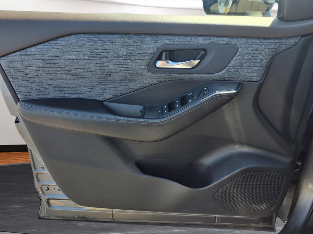 Used 2023 Nissan Rogue SV AWD/4WD image 17