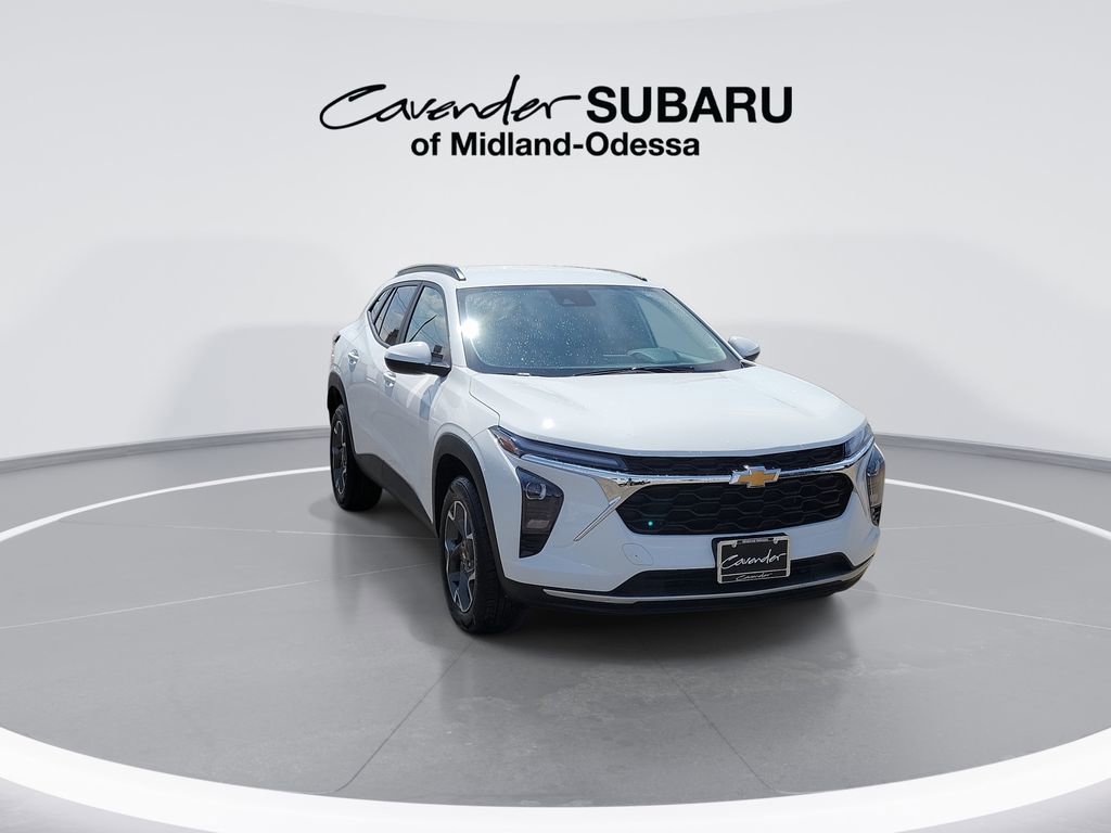 Used 2025 Chevrolet Trax LT FWD image 2