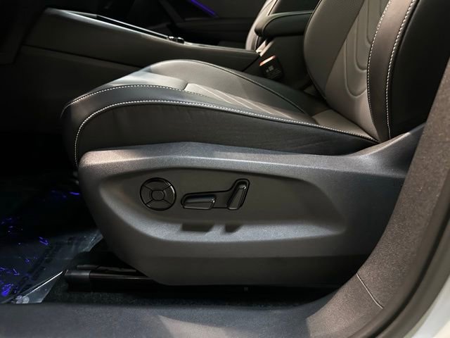 Certified 2025 Volkswagen Tiguan SE R-Line image 15