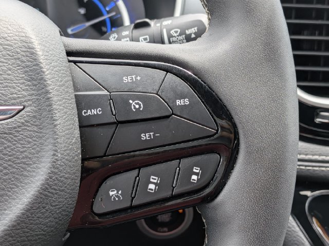 Used 2024 Chrysler Pacifica Limited FWD image 27