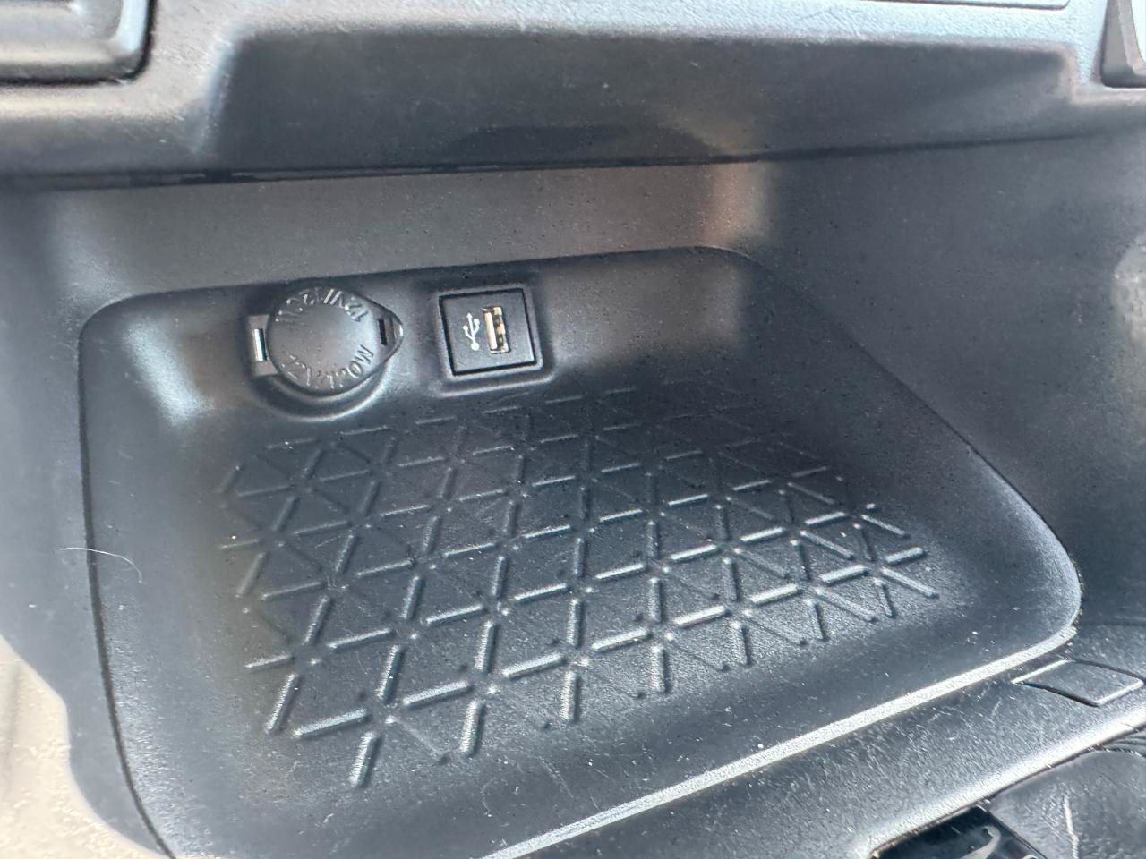Used 2024 Toyota RAV4 XLE FWD image 30