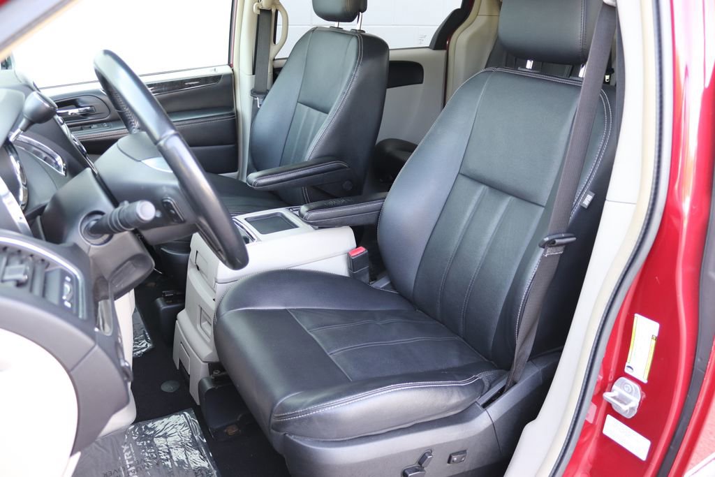 Used 2014 Chrysler Town & Country Touring FWD image 4