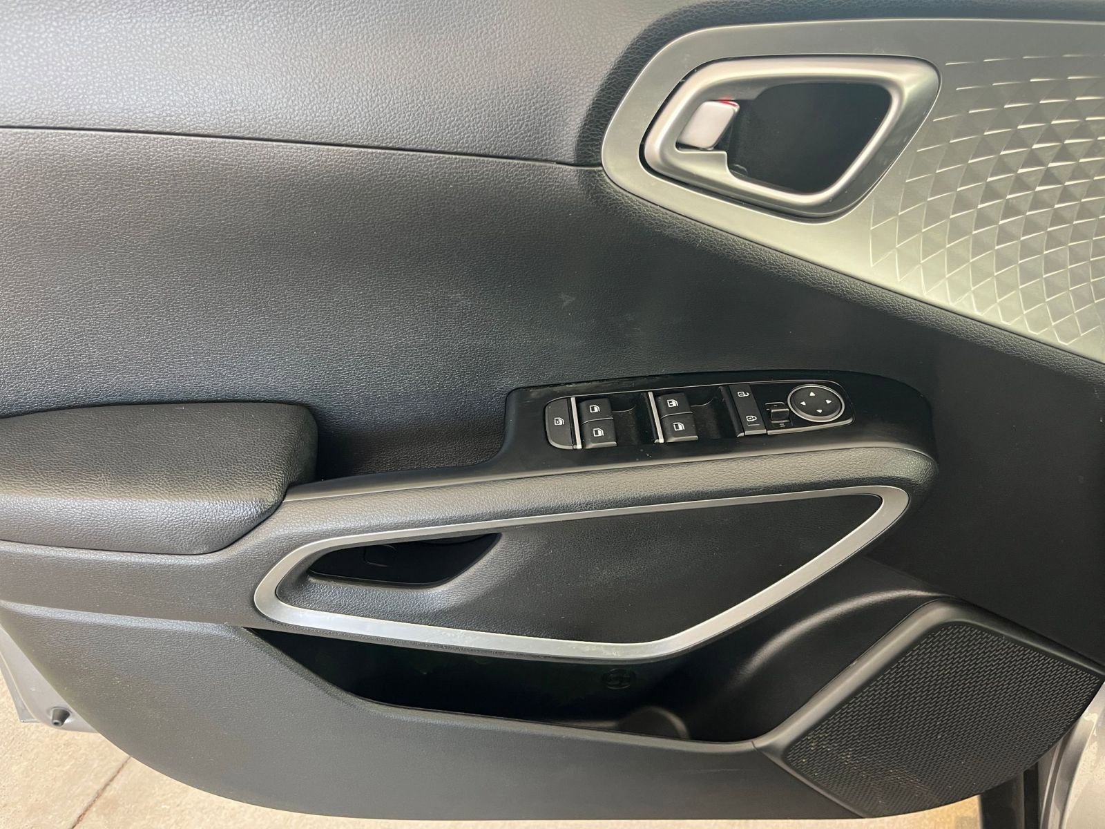 Used 2025 Kia Soul LX w/ LX Technology Package image 18