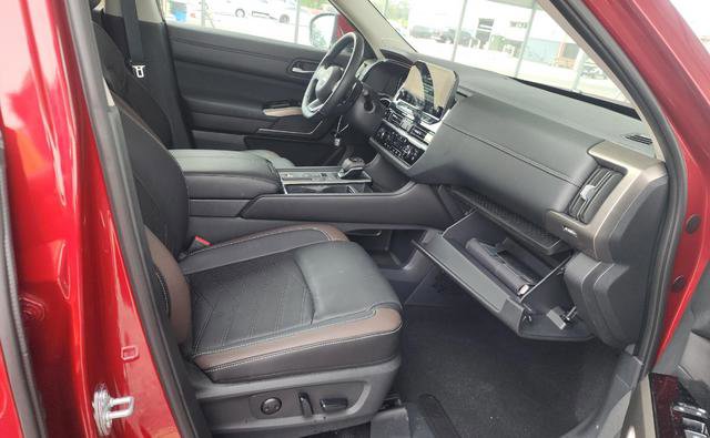 Used 2025 Nissan Pathfinder Platinum w/ Cargo Package image 9