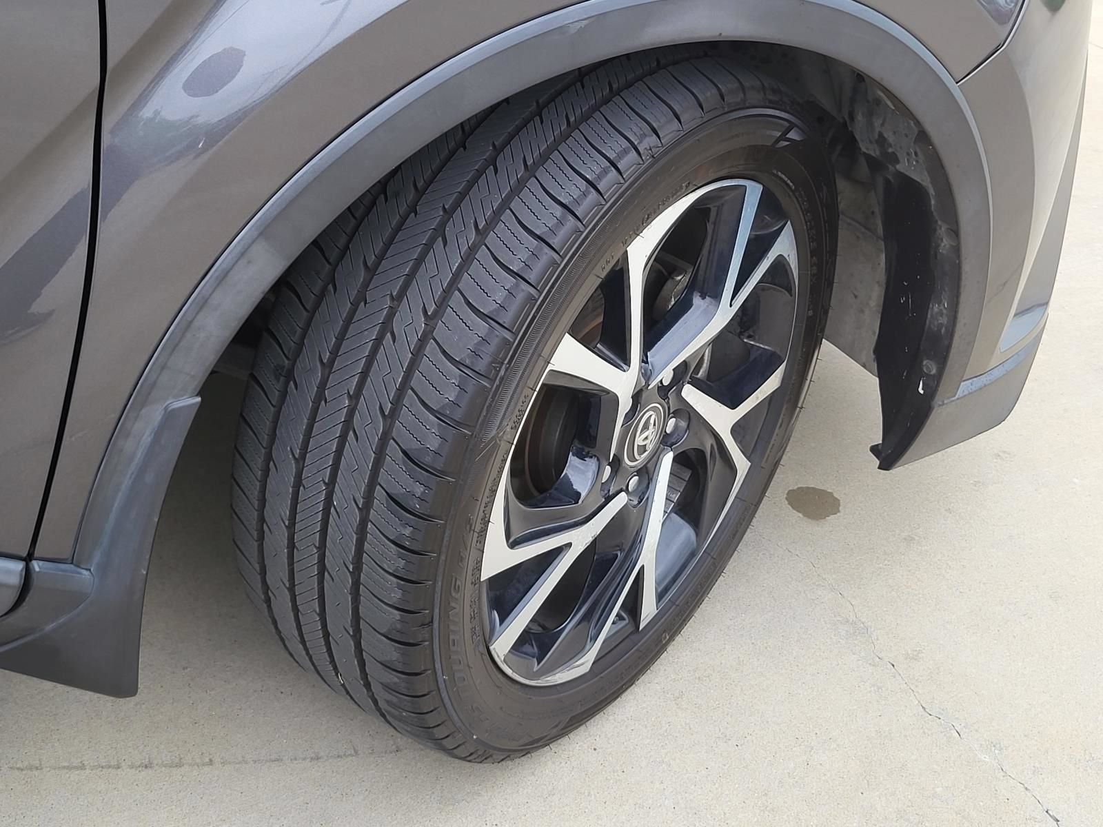 Used 2018 Toyota C-HR XLE FWD image 5