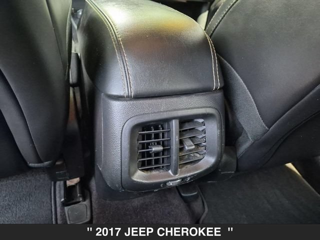 Used 2017 Jeep Cherokee Limited AWD/4WD image 27