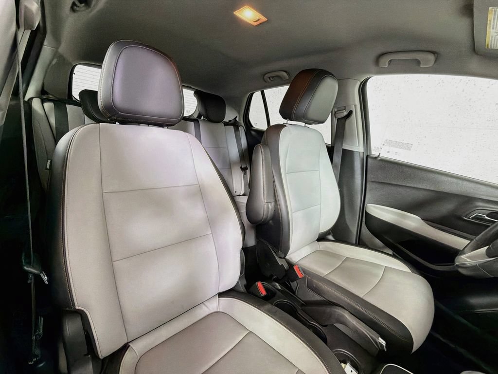 Used 2022 Chevrolet Trax LT w/ Premium Seat Package AWD/4WD image 23