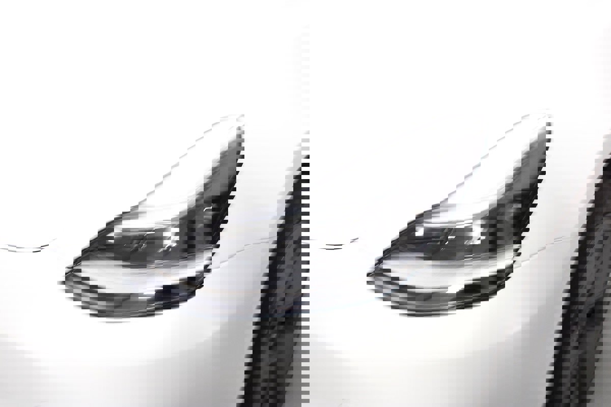 Used 2023 Tesla Model 3 Standard Range image 4