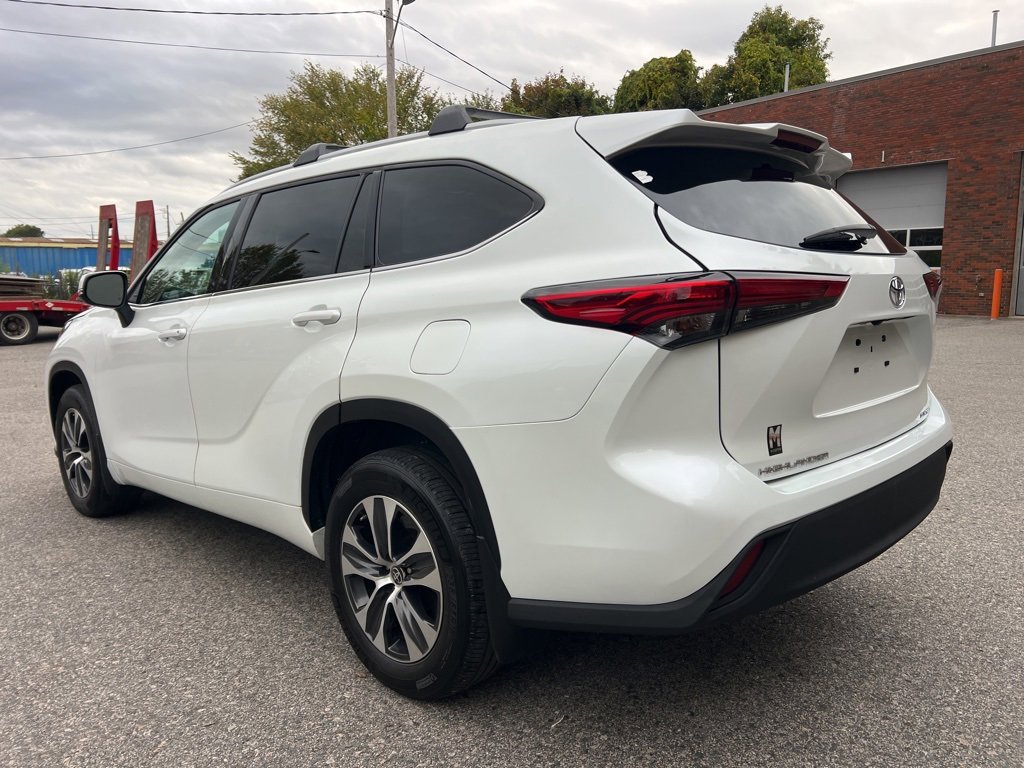 Used 2022 Toyota Highlander XLE image 3