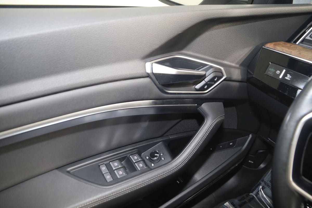 Used 2020 Audi e-tron Premium Plus AWD/4WD image 28