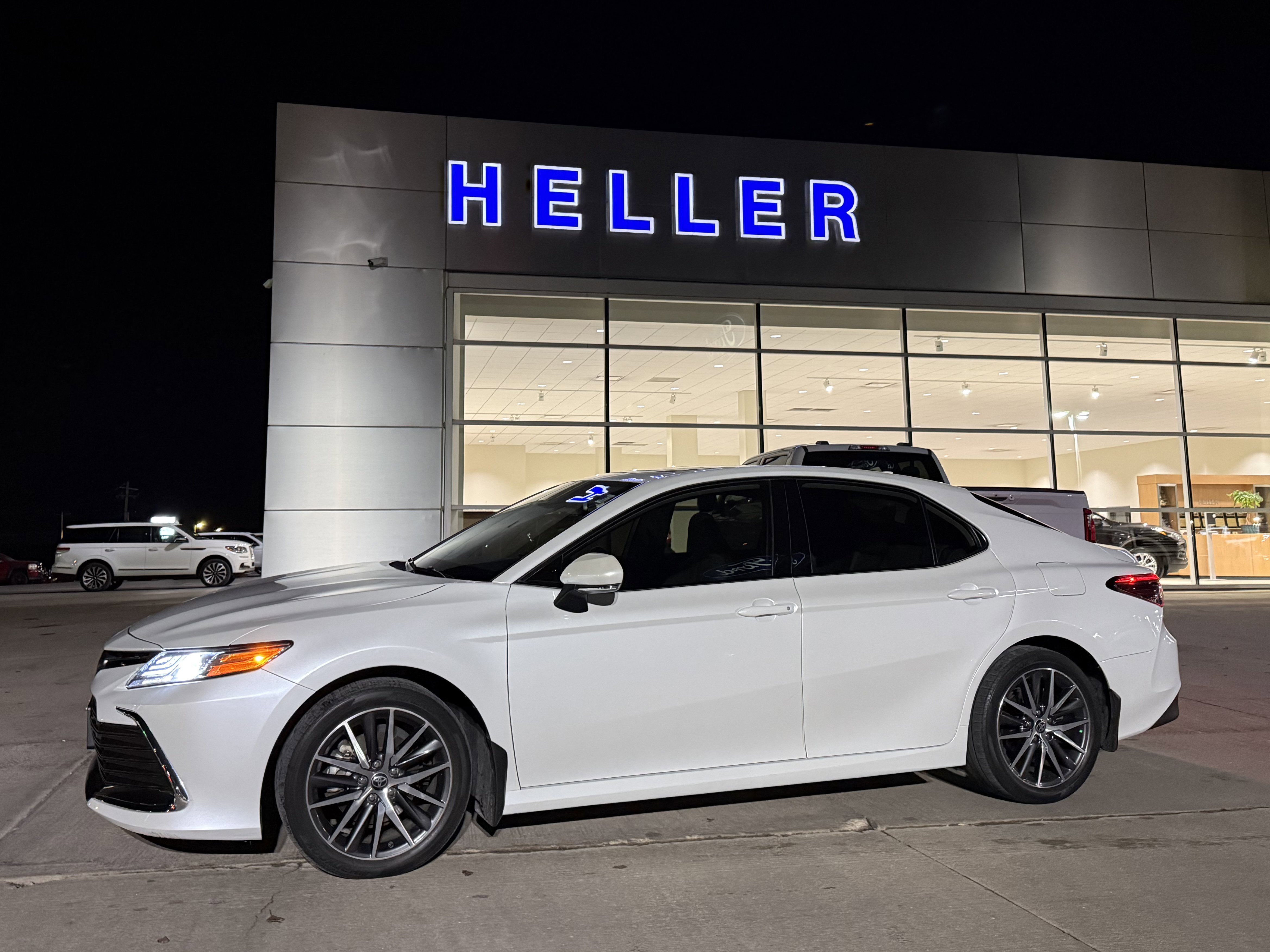 Used 2022 Toyota Camry XLE w/ Navigation Upgrade Package image 3