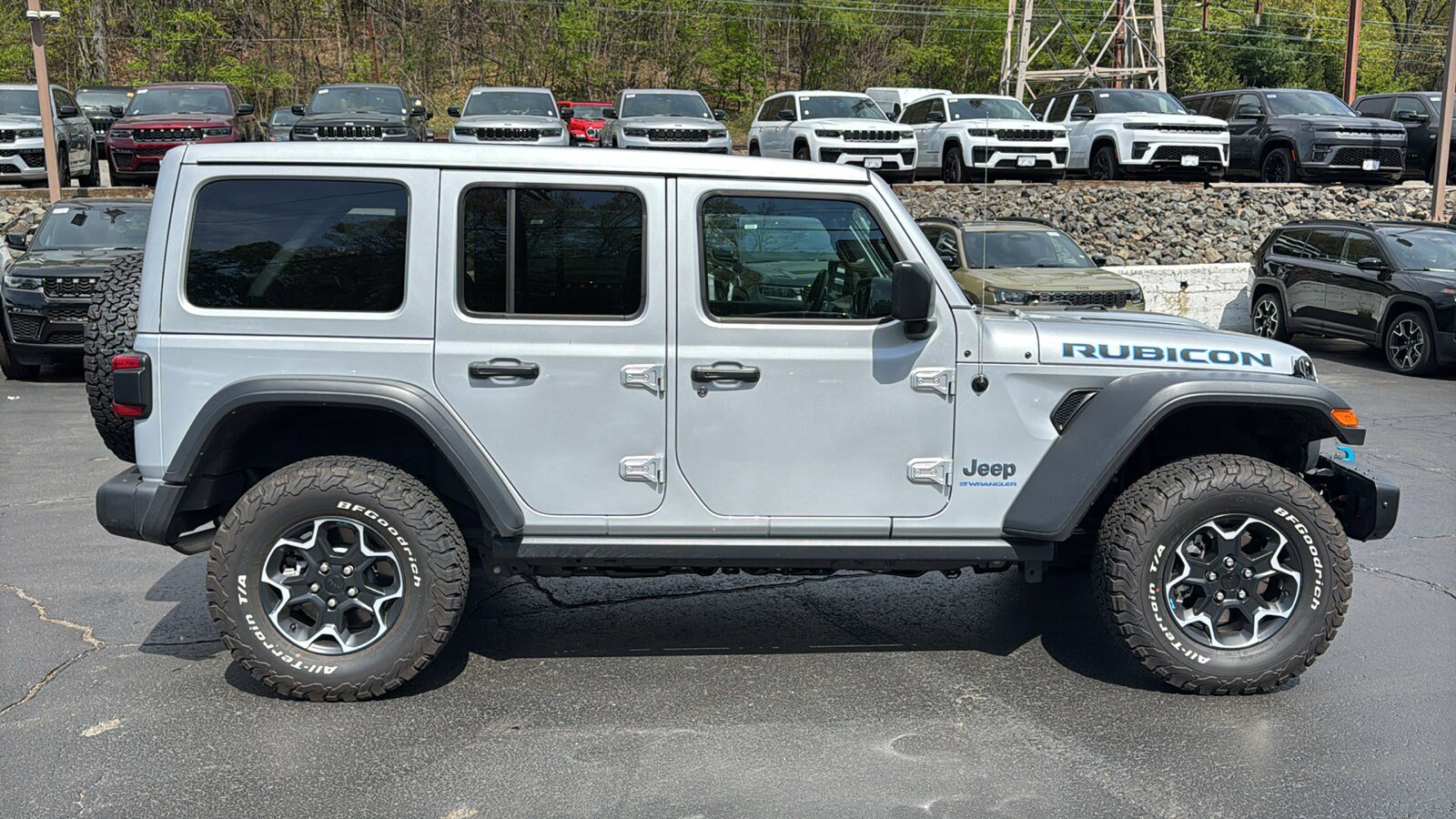 Used 2023 Jeep Wrangler Unlimited Rubicon 4xe w/ Steel Bumper Group AWD/4WD image 9
