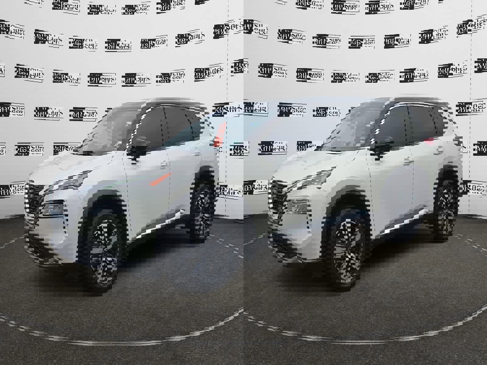 Used 2023 Nissan Rogue SL image 2