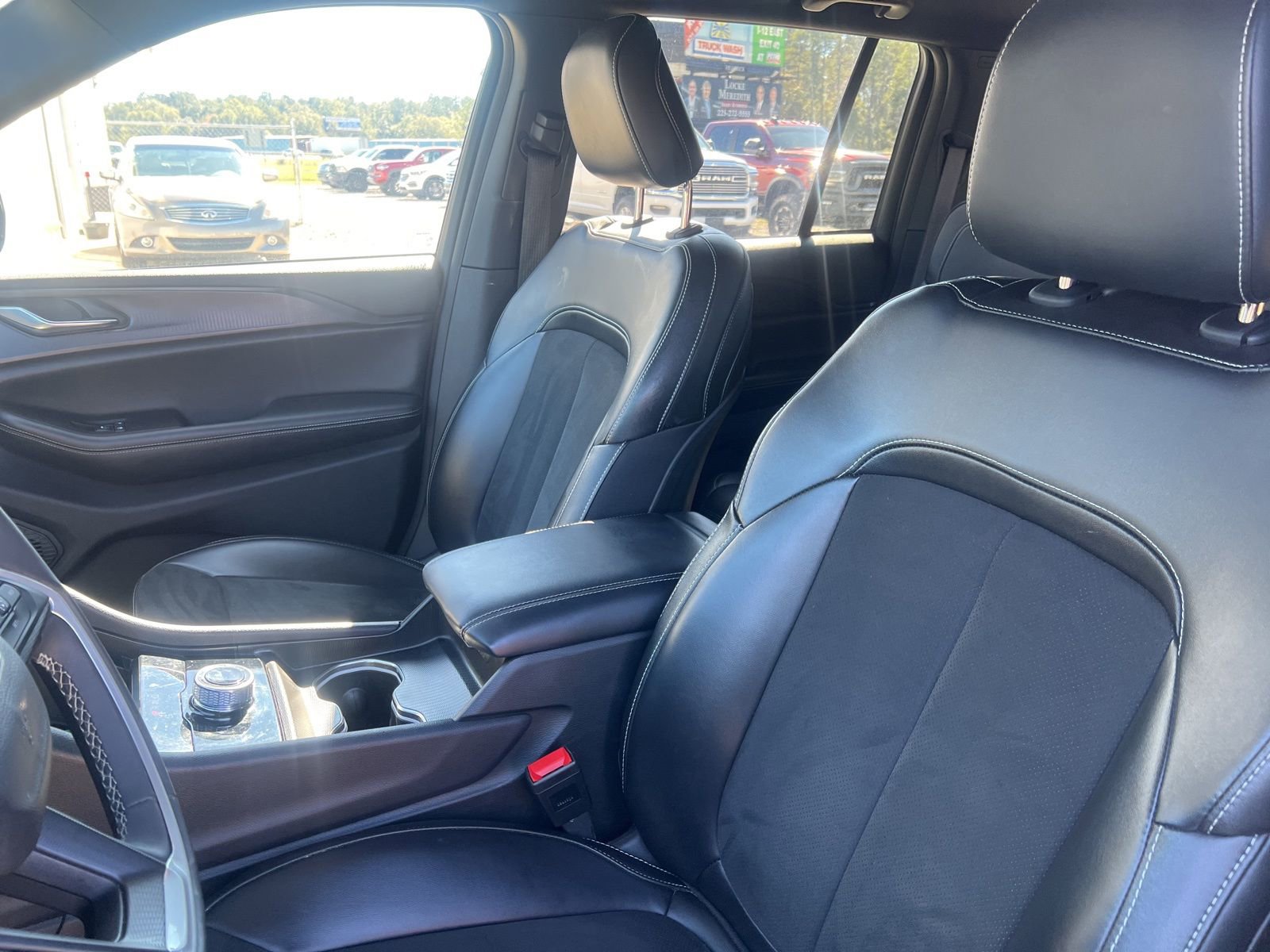 Used 2024 Jeep Grand Cherokee Altitude image 8