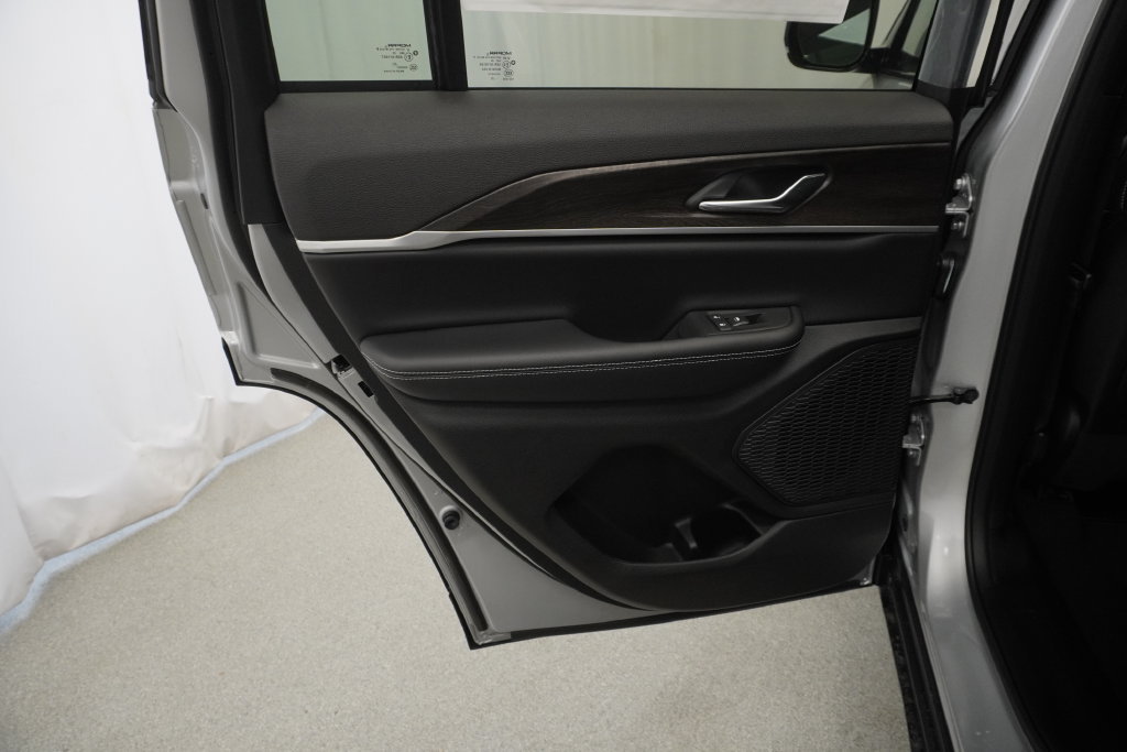 New 2026 Jeep Grand Cherokee Altitude AWD/4WD image 29