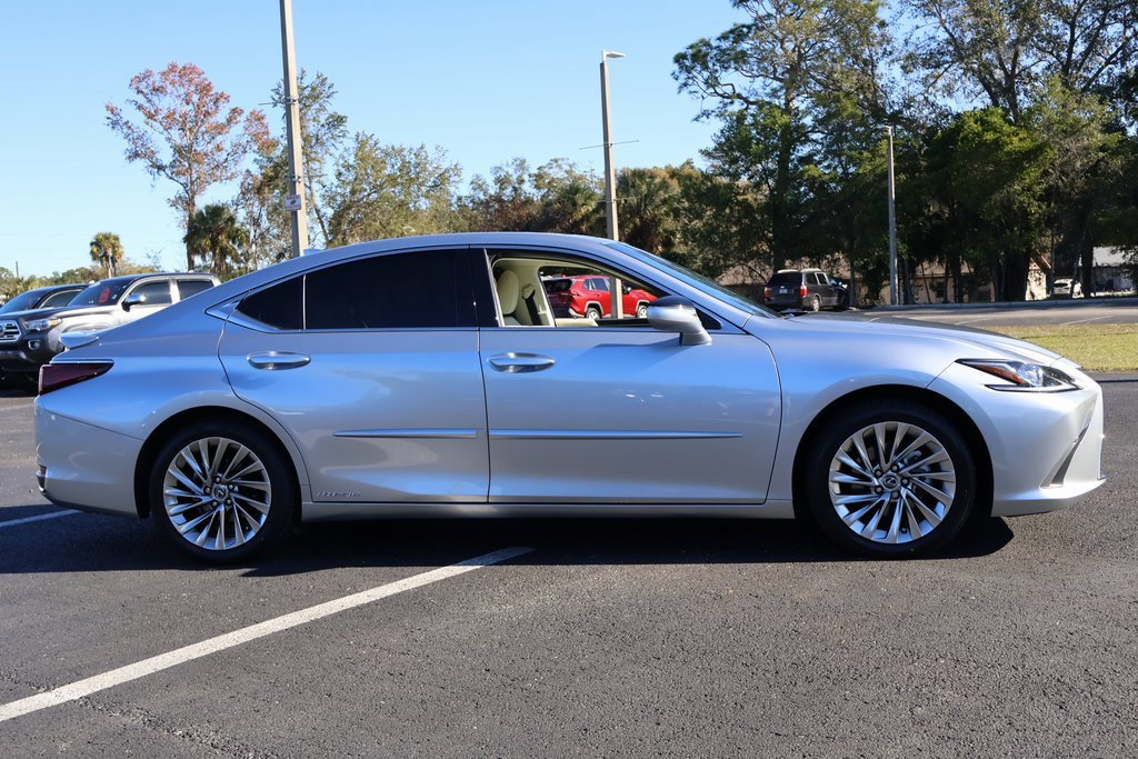 Used 2022 Lexus ES 300h w/ Luxury Package image 5