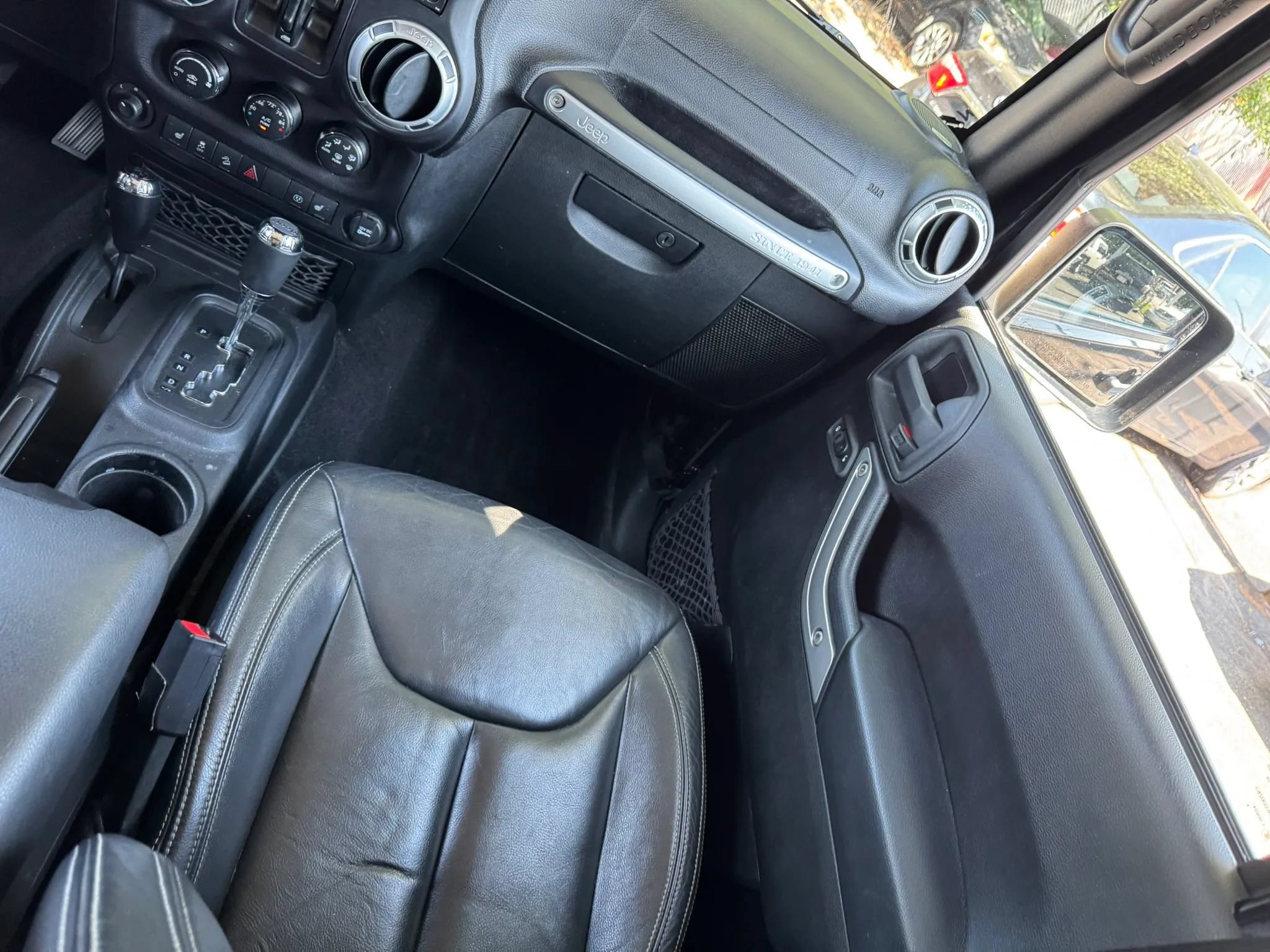 Used 2015 Jeep Wrangler Unlimited Sahara w/ Connectivity Group AWD/4WD image 12
