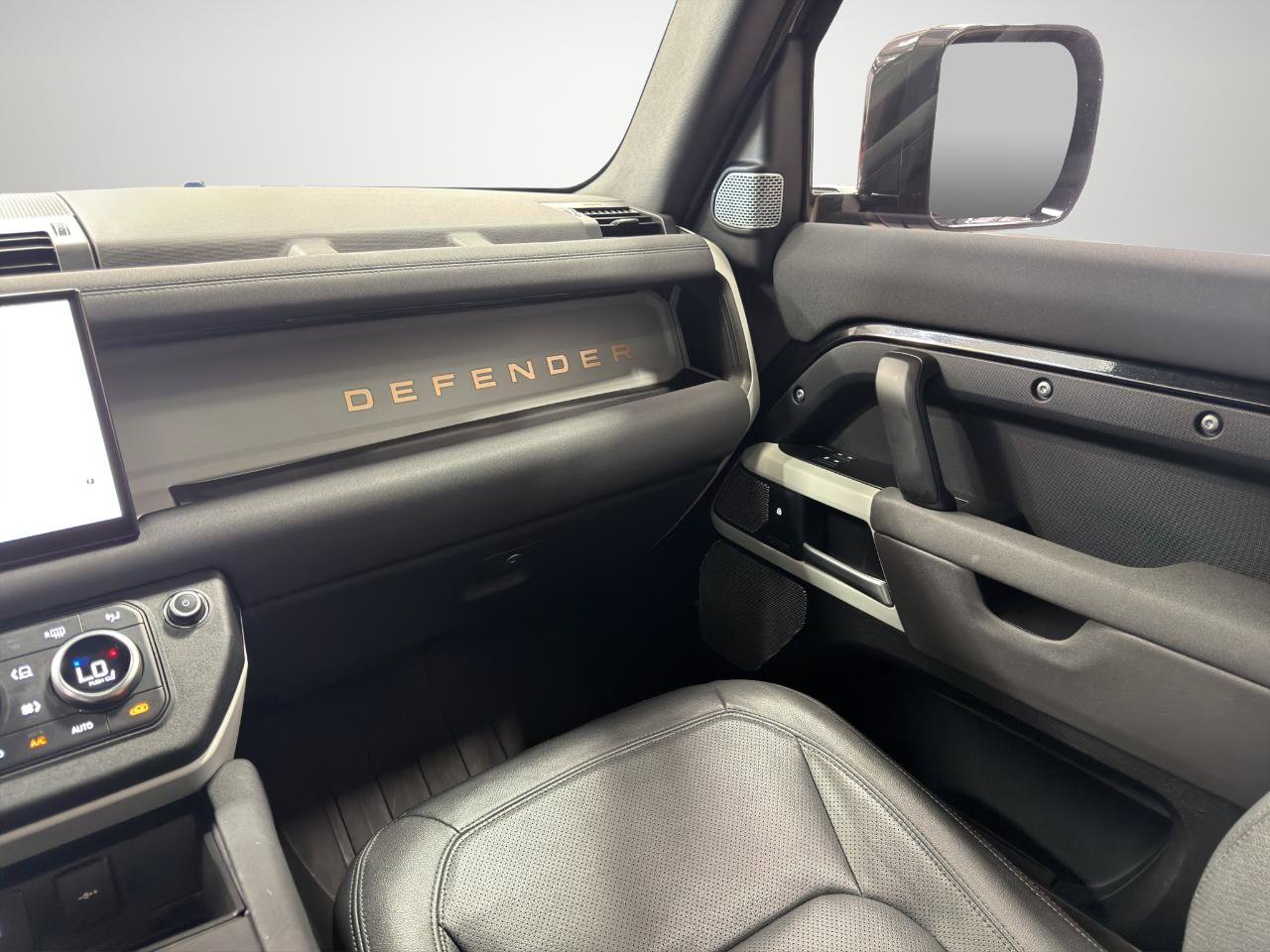 Used 2023 Land Rover Defender 130 SE AWD/4WD image 24