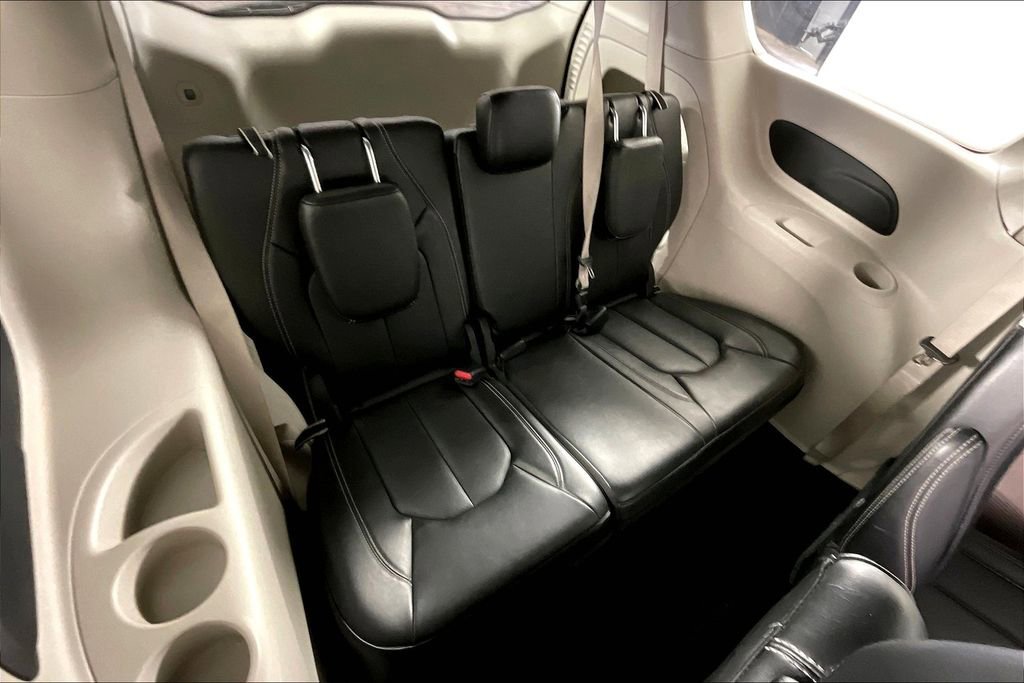 Used 2024 Chrysler Pacifica Touring-L image 38