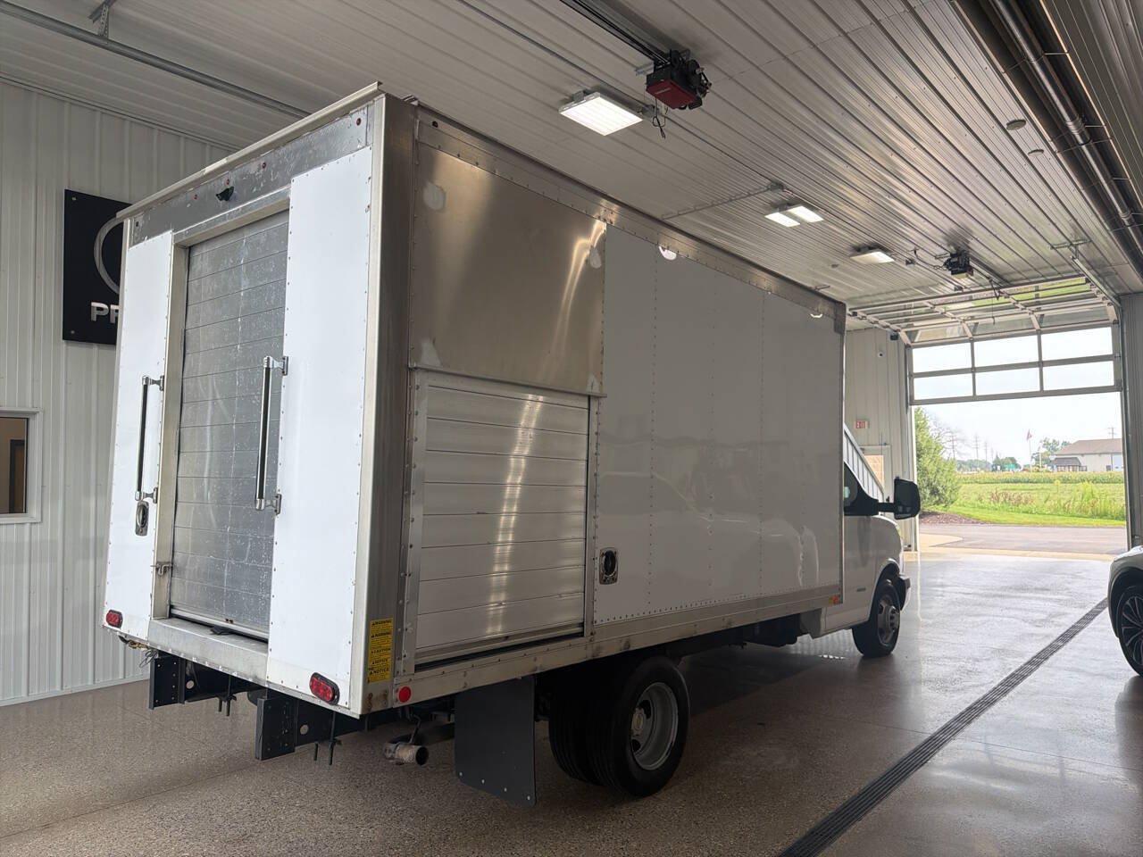 Used 2016 Chevrolet Express 4500 RWD image 5