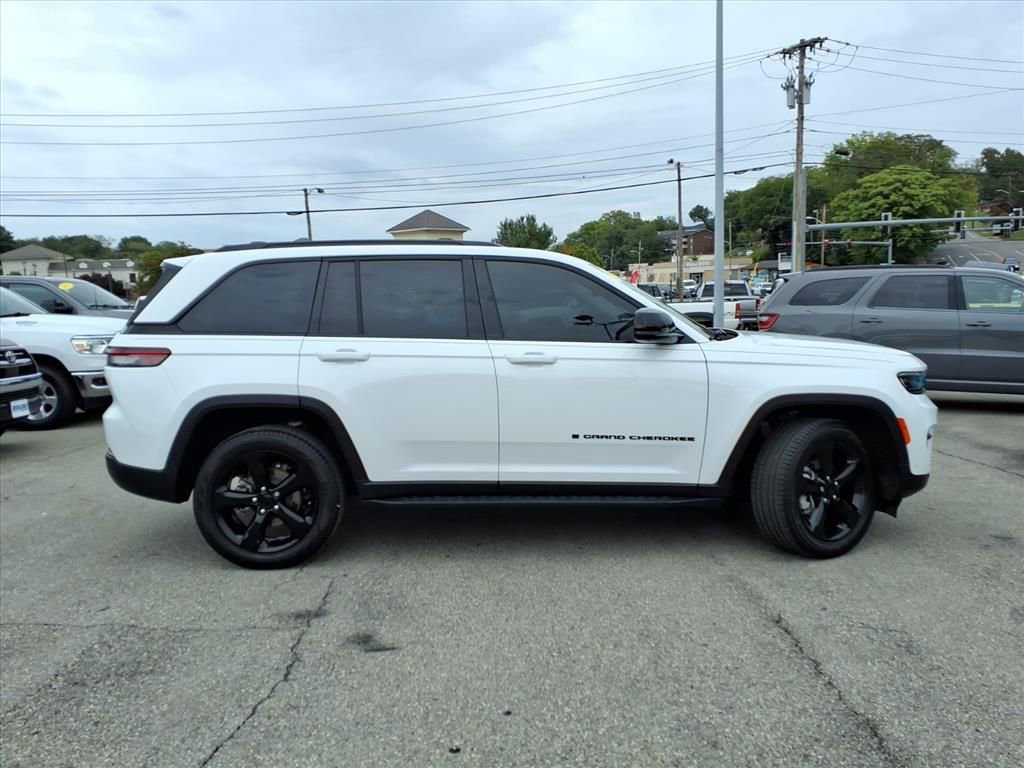 Used 2023 Jeep Grand Cherokee Altitude image 3