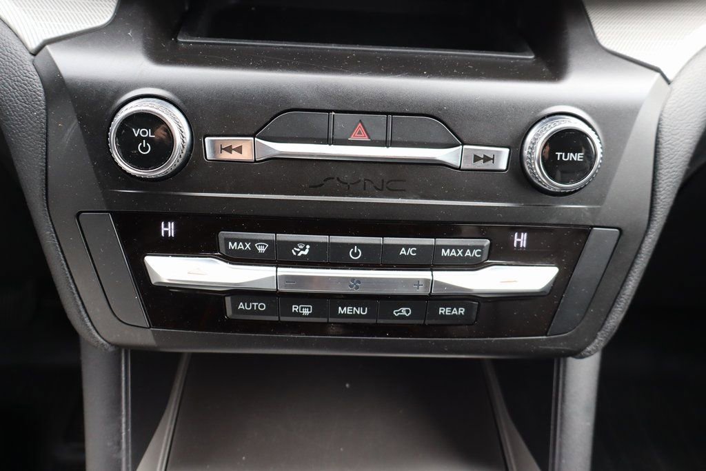 Used 2020 Ford Explorer XLT w/ Equipment Group 202A image 9