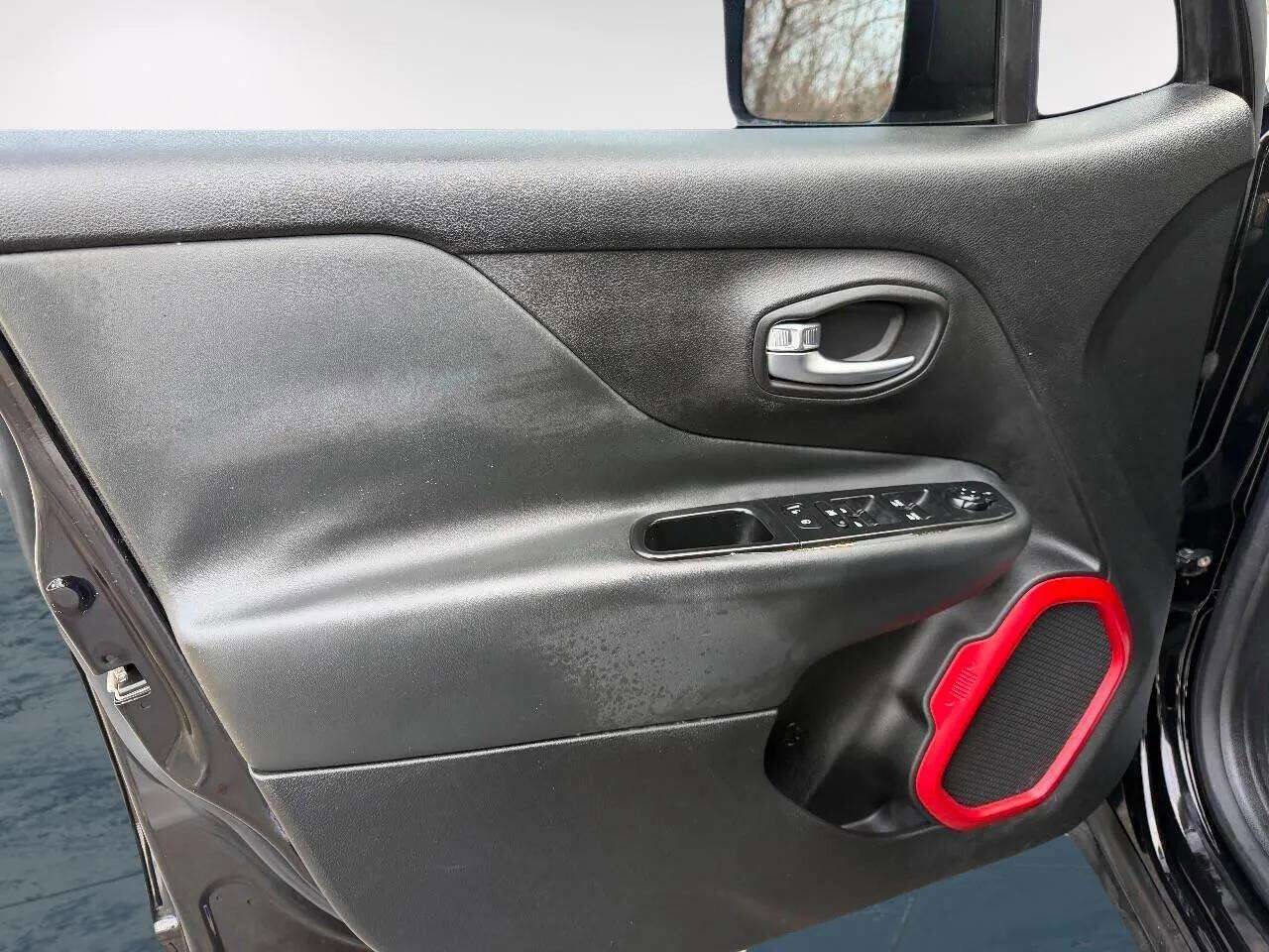 Used 2015 Jeep Renegade Trailhawk image 12