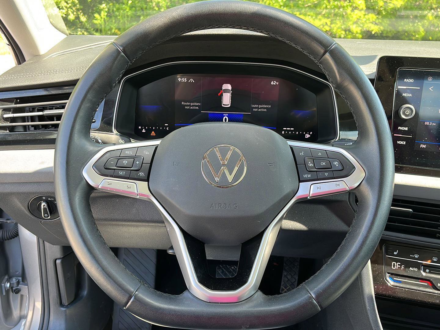 Used 2025 Volkswagen Jetta SE FWD image 13