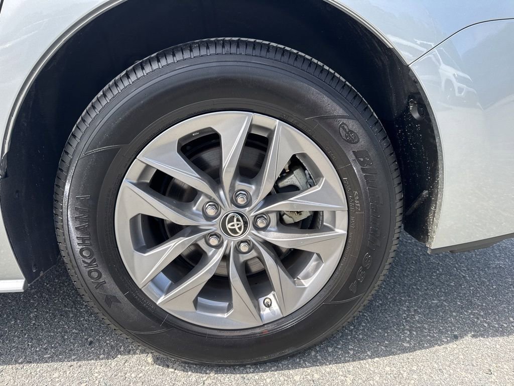 Used 2025 Toyota Sienna LE FWD image 28