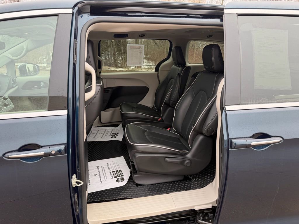 Used 2023 Chrysler Pacifica Limited image 27