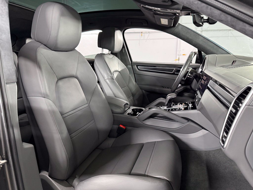 Used 2022 Porsche Cayenne GTS AWD/4WD image 29