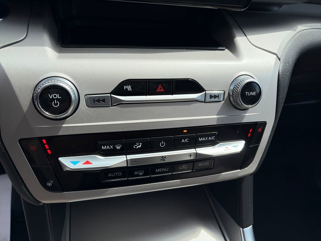 Used 2024 Ford Explorer XLT w/ Equipment Group 202A AWD/4WD image 21