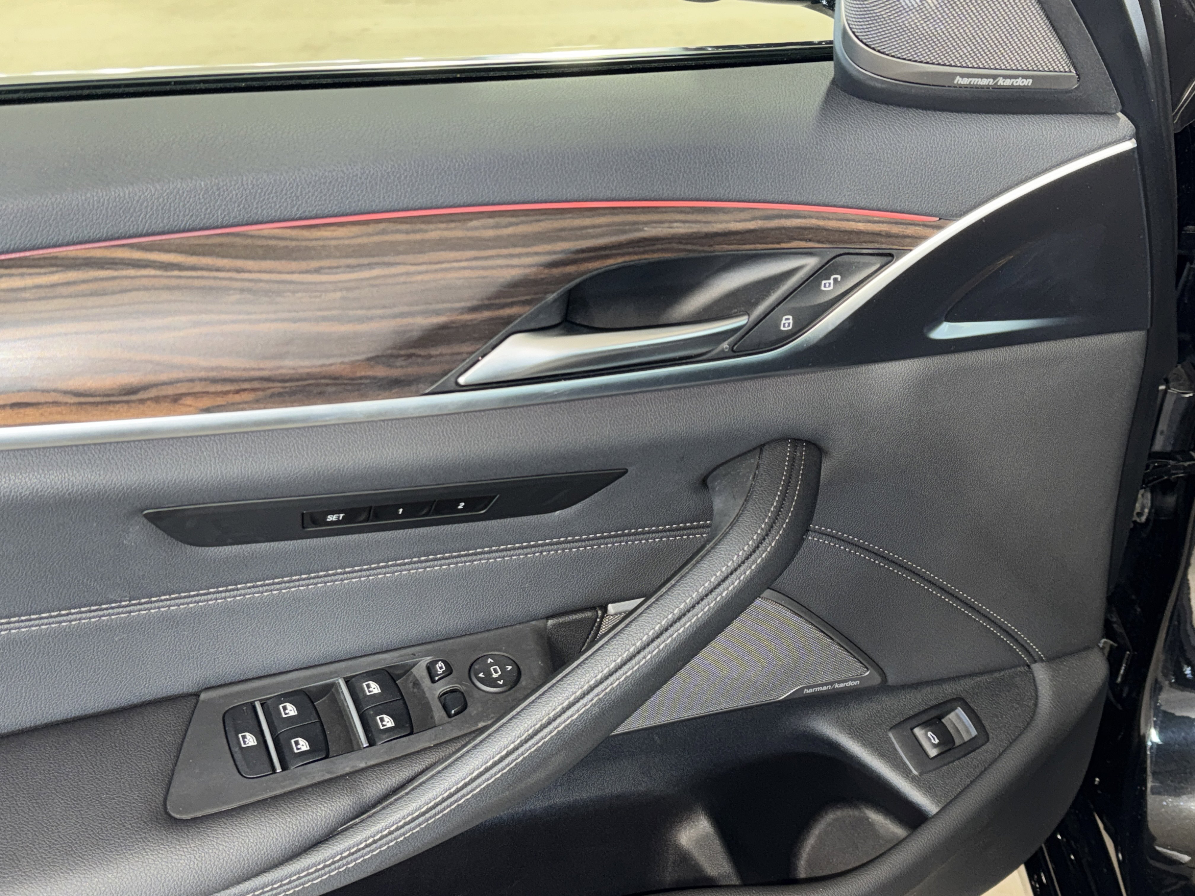 Used 2023 BMW 540i w/ Premium Package image 17