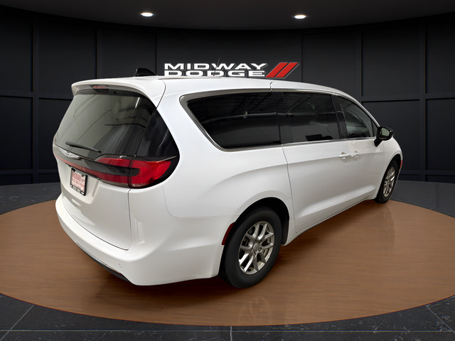 Used 2026 Chrysler Pacifica Select FWD image 4