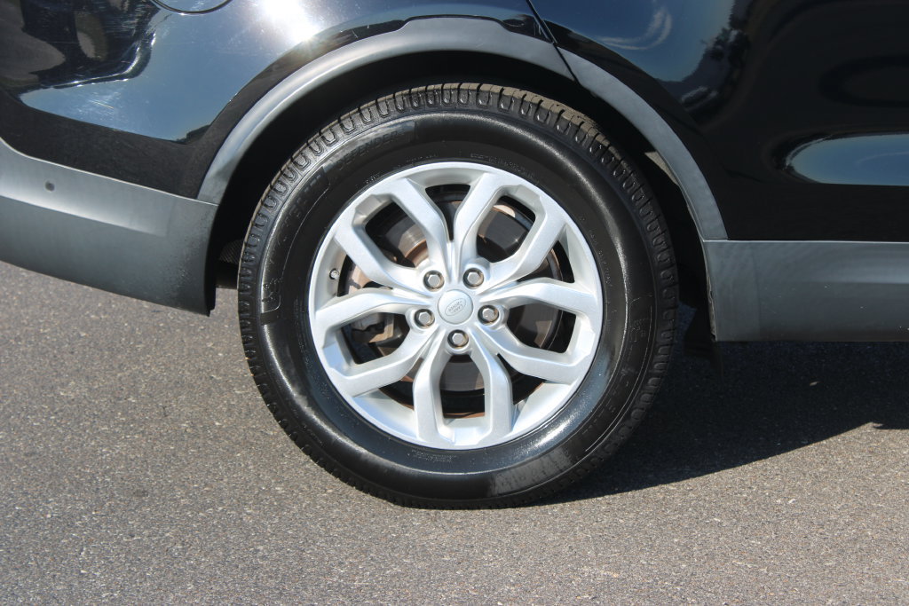 Used 2019 Land Rover Discovery SE AWD/4WD image 13