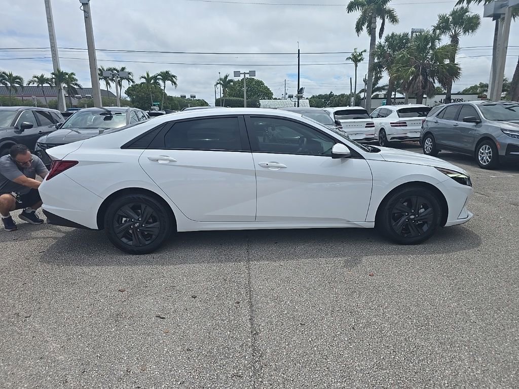 Used 2022 Hyundai Elantra Blue image 4